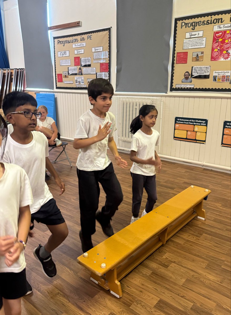ManorParkSchSM1's tweet photo. 🏃‍♀️🏃‍♂️ Our Year 3 children had a fantastic time taking part in their athlete visit today! They challenged themselves through a fun circuit designed to test their agility, coordination and stamina. It was wonderful to see everyone giving their best effort! #MPPAPhysicalEd https://t.co/aPNMSZ2Sph