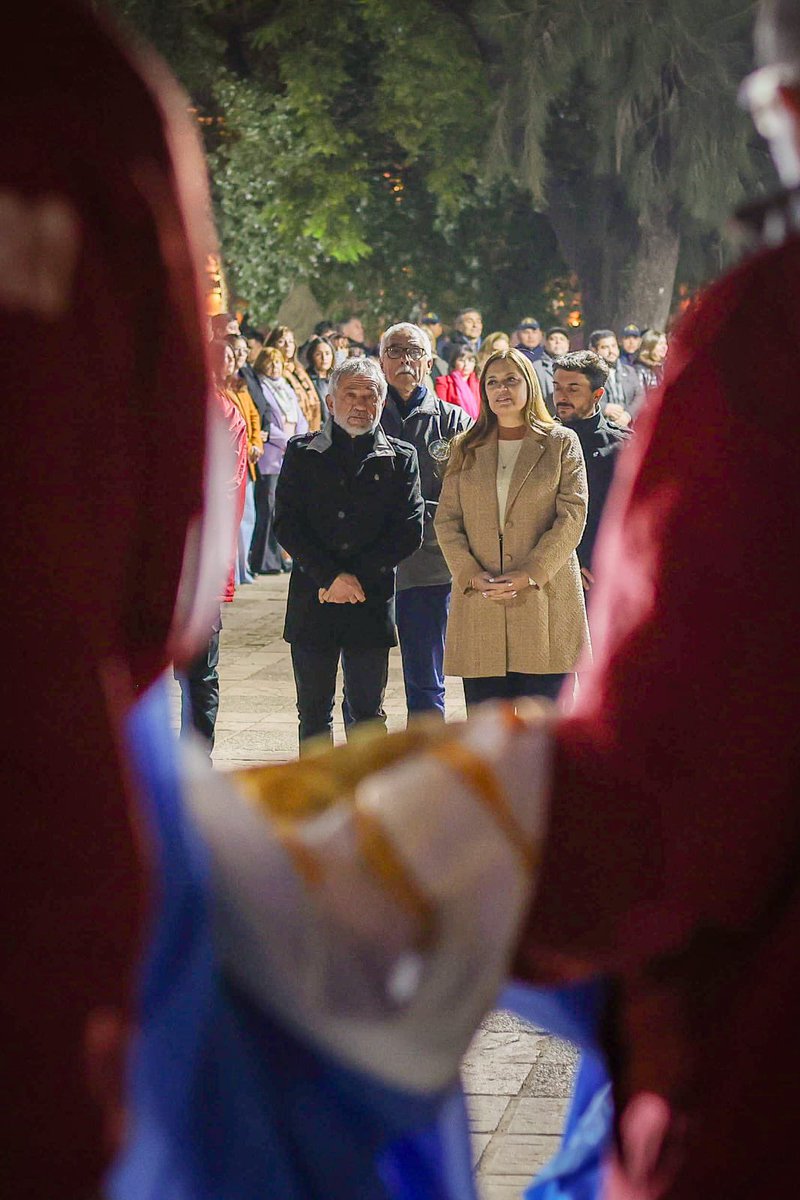 TeresitaMadera's tweet photo. En esta Plaza 9 de Julio, que homenajea nuestra Independencia y a nuestro prócer Pedro Ignacio de Castro Barros, vivimos una hermosa Velada Patria. 

Con el orgullo de recordar nuestras raíces y renovar el compromiso de seguir construyendo una Argentina más justa y federal🇦🇷❤️ https://t.co/CPUrhvPBOt