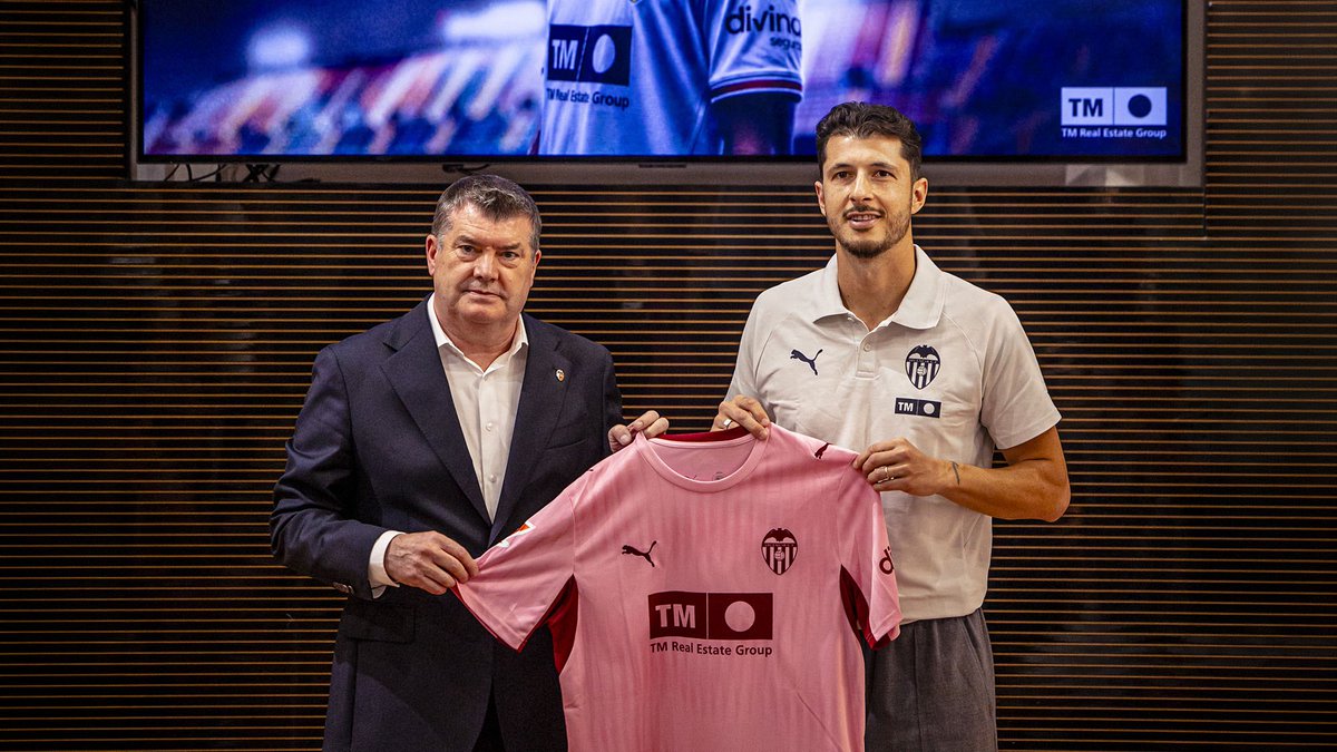 valenciacf's tweet photo. 🤝

#BenvingutGuido 
#ADNVCF https://t.co/ZnxE525s4W
