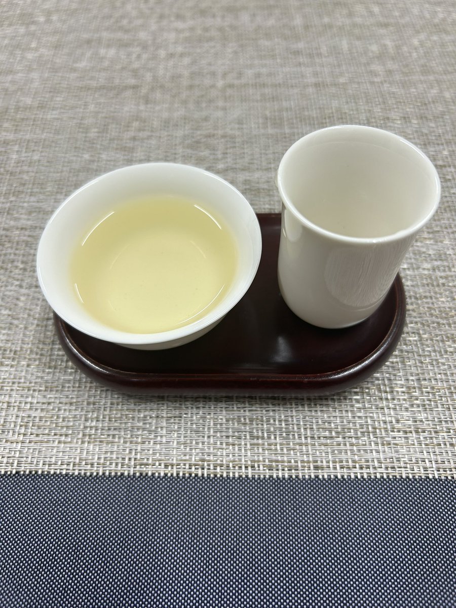 funkin4hk's tweet photo. 本日の #ゆったり茶会 は初登場の釜炒り緑茶　やまとみどり、後半は永徳黒磚2015烘4次
お茶請けは竹芳のかわらべ、日月潭・東峰紅茶の紅茶酥餅 阿薩姆でした https://t.co/ae51tBAdGG