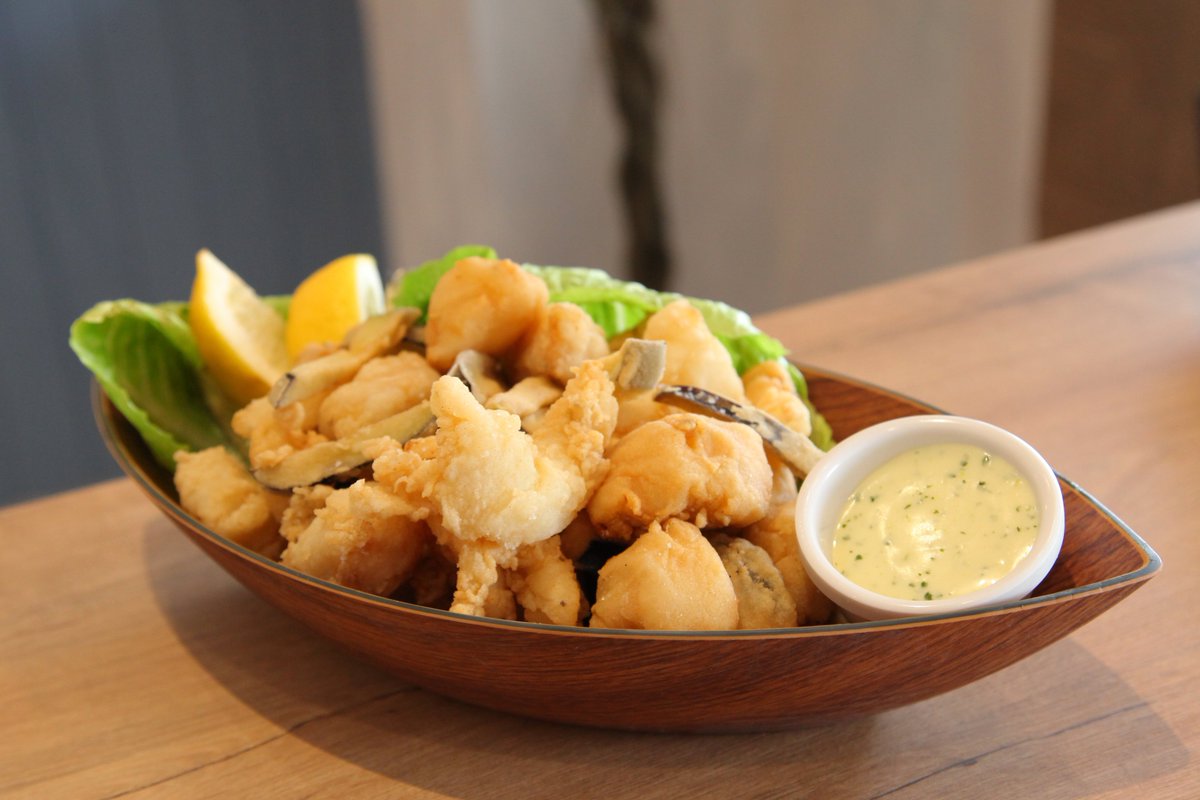 BarAtlanticoSur's tweet photo. Hay cosas que no se explican… se piden, se comparten y se disfrutan con las manos.

En #AtlánticoSur tenemos una especialidad que huele a sur, a costa y a buen momento: nuestro #pescaítofrito🐟🌾.

📍Te esperamos en Parque Atlántico – Av. Asociaciones de Vecinos 1-2, #Sevilla https://t.co/hulUe1u5v8