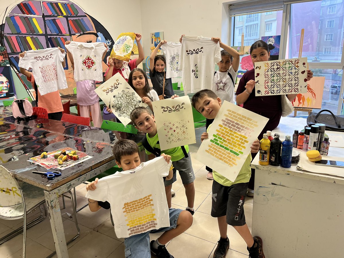 GSB_CorluGM's tweet photo. 🎉☀️
GSB Gençlik Yaz Kulübü’nün ilk haftasında gençlerle öğretici ve eğlenceli etkinliklerle dolu anlarda bir aradayız. Atölye çalışması, sportif faaliyetler, takım çalışmaları gibi birbirinden renkli etkinliklerle hem yeni beceriler kazanıp hem de keyifli bir hafta geçiriyorlar. https://t.co/dMAhcwZuOP