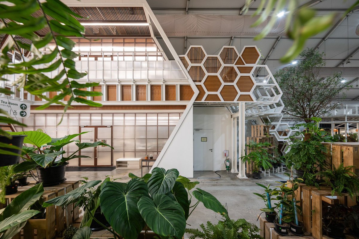 Archello's tweet photo. pbm transforms an existing exhibition hall with a modular pavilion that merges landscape and architecture.
https://t.co/uUg0hKugOk
#ModularDesign #AdaptiveReuse #CircularArchitecture https://t.co/FA8ZYryjSd