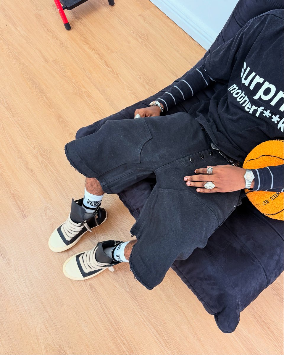 realchris2k_'s tweet photo. fittings for my brand 🪡⛹🏾 https://t.co/NNhVdcsu3f