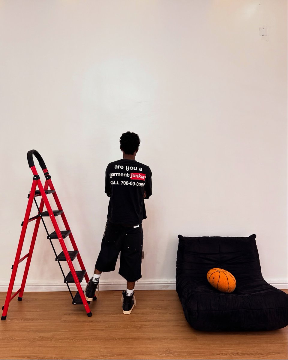 realchris2k_'s tweet photo. fittings for my brand 🪡⛹🏾 https://t.co/NNhVdcsu3f