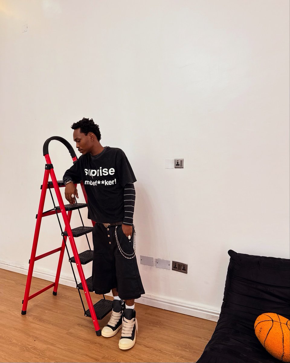 realchris2k_'s tweet photo. fittings for my brand 🪡⛹🏾 https://t.co/NNhVdcsu3f
