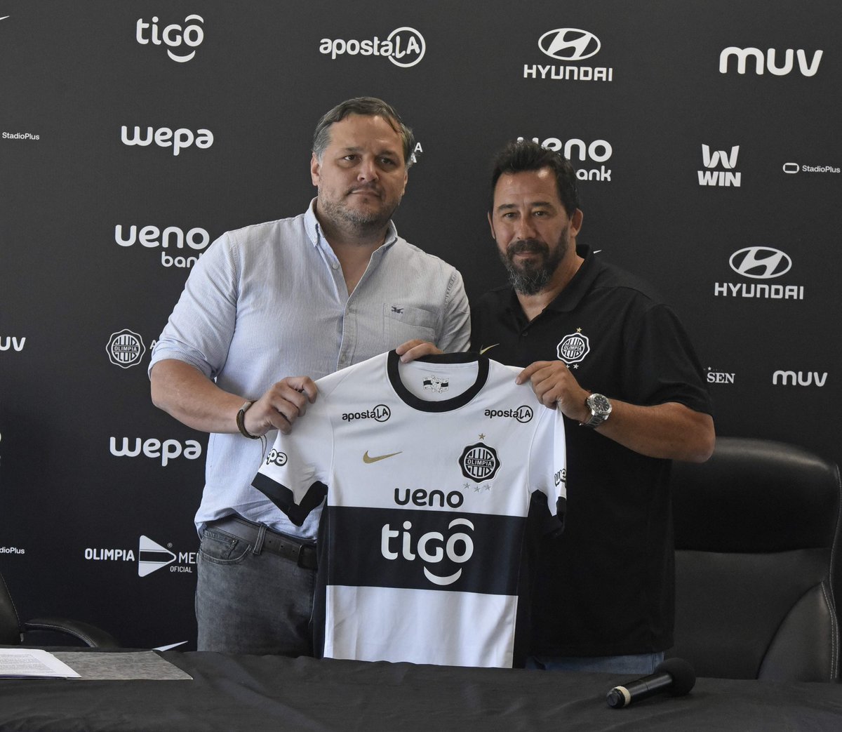 FALG1080am's tweet photo. Coto Nogues, Pdte de #Olimpia en @urbanaalmaximo 

 “El sábado me reuniré con Vitamina. Después de esa reunión veremos si surge algún pedido de refuerzos.”

“Los cinco que regresaron al club son Alexis Vargas, Alexis Cantero, Paulo Riveros, Sebastián Quintana y Pedro Zarza.” https://t.co/gMhKyj4yLw