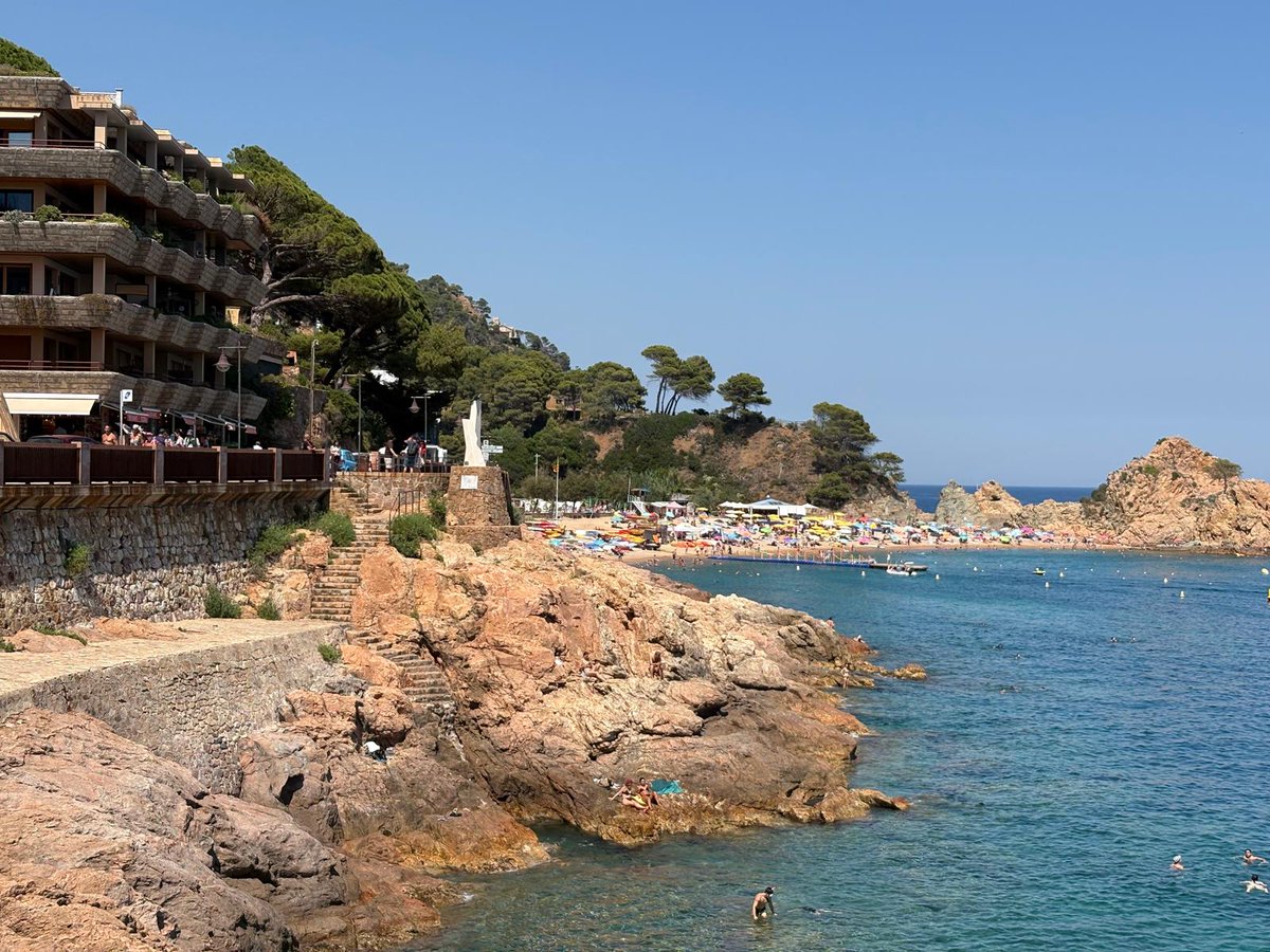 RSeeFree's tweet photo. Quick breakfast, then exploring Tossa De Mar https://t.co/JVZhuL0ORg