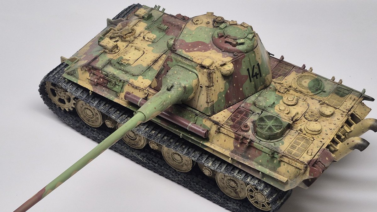 sayorinoshippo's tweet photo. アミュージングホビー 1/35 パンターⅡ完成です。パンターⅡが史実のパンターG型の立ち位置だったら…的な。車高下げてタイガーⅡ後期型用の履帯を流用しました。5年くらい放置して最近ようやく手を付け始めたもののまた放置しそうだったので時間のある日に突貫で作業して完成（笑）。 https://t.co/UtDwfsUogy