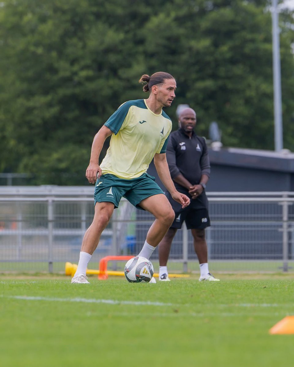 Khaleejclub's tweet photo. Look who’s here! 👀 

Kiki🇲🇱 | Miguel🇵🇹 in their first training session wearing AlKhaleej 🦅 https://t.co/em5QRcXk5j