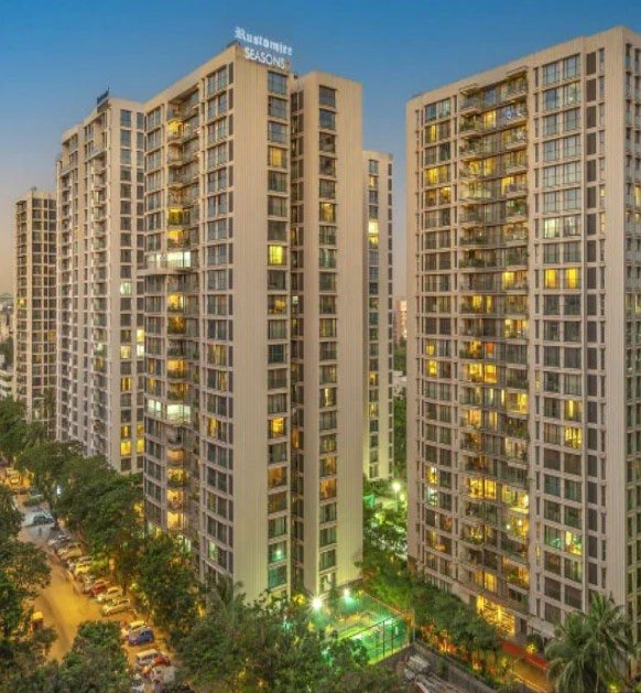 Sam0kayy's tweet photo. which one do you prefer?

bungalow in tier 3 city         flat in tier 1 city https://t.co/X0N7DSdawd