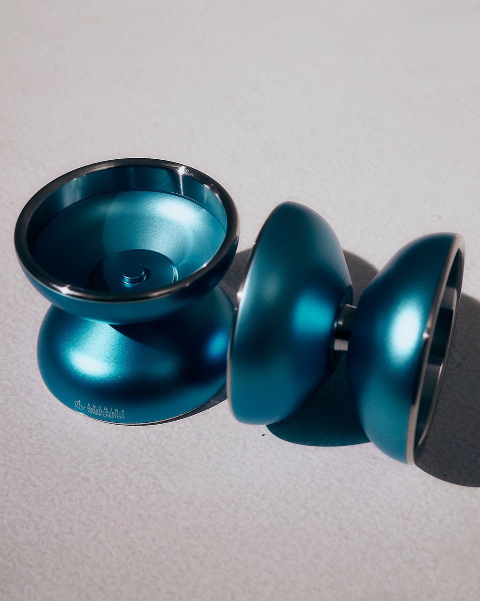 yoyorecreation's tweet photo. 古田ミナトのシグネチャーモデル "アノミナ" 7/11(土)発売予定。

3Aの歴史を変えた機種、アノマリー。
古田ミナトの、リスクを伴うトリックを着実に決めていくプレイスタイルに応えられるよう、その幅を45mmへと広げました。
わずか3mmにも満たない変更。しかしその結果、アノマリーとは異なる魅力を持つ、もうひとつの完成形へと辿り着きました。

アノミナは、アノマリーという思想に対する、もうひとつの別解です。
