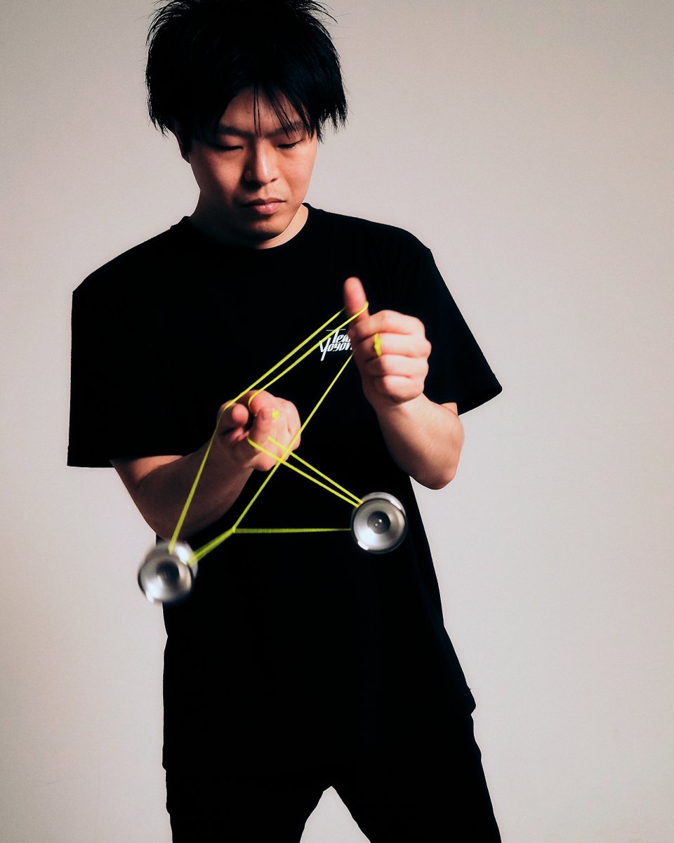 yoyorecreation's tweet photo. 古田ミナトのシグネチャーモデル "アノミナ" 7/11(土)発売予定。

3Aの歴史を変えた機種、アノマリー。
古田ミナトの、リスクを伴うトリックを着実に決めていくプレイスタイルに応えられるよう、その幅を45mmへと広げました。
わずか3mmにも満たない変更。しかしその結果、アノマリーとは異なる魅力を持つ、もうひとつの完成形へと辿り着きました。

アノミナは、アノマリーという思想に対する、もうひとつの別解です。