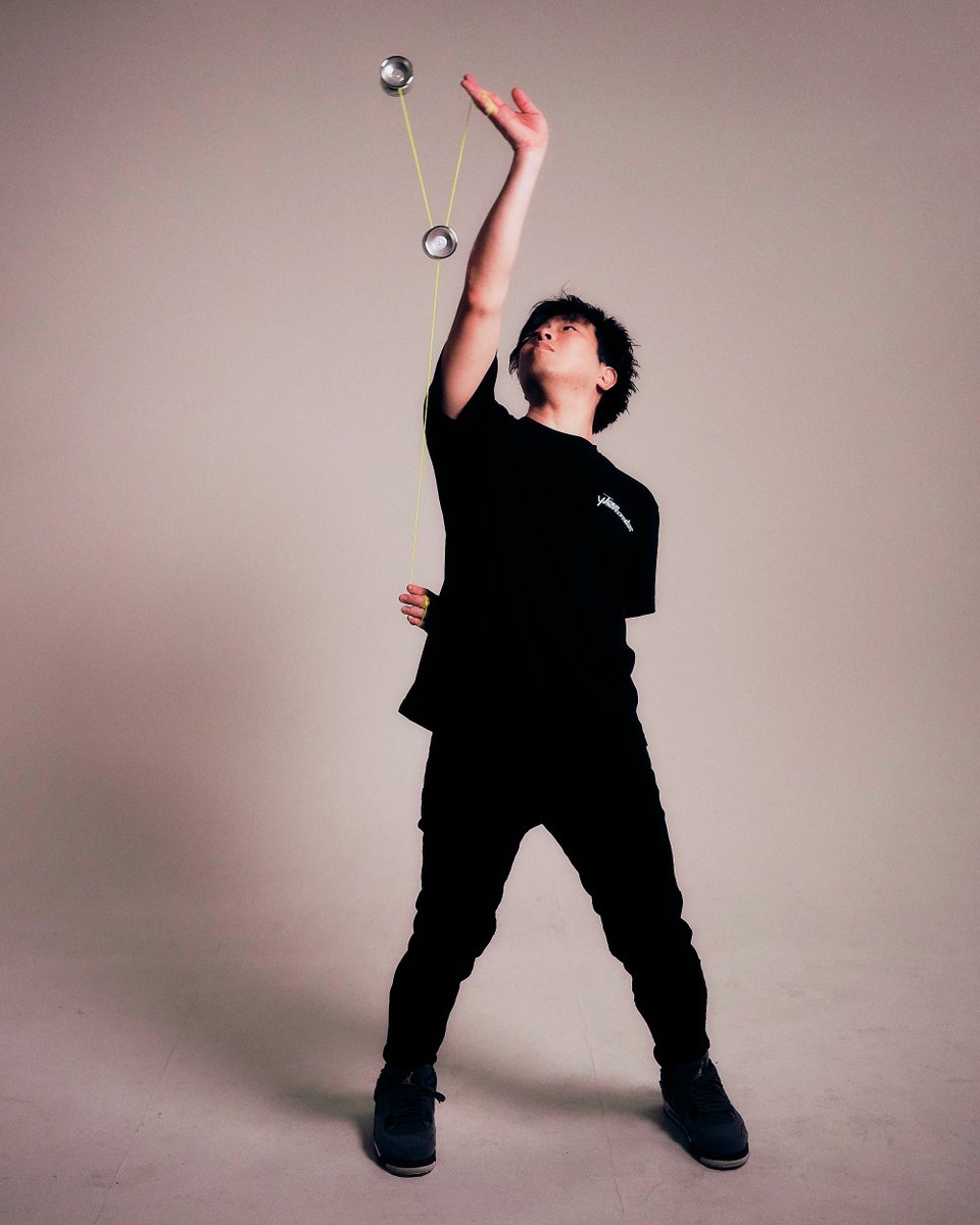 yoyorecreation's tweet photo. 古田ミナトのシグネチャーモデル "アノミナ" 7/11(土)発売予定。

3Aの歴史を変えた機種、アノマリー。
古田ミナトの、リスクを伴うトリックを着実に決めていくプレイスタイルに応えられるよう、その幅を45mmへと広げました。
わずか3mmにも満たない変更。しかしその結果、アノマリーとは異なる魅力を持つ、もうひとつの完成形へと辿り着きました。

アノミナは、アノマリーという思想に対する、もうひとつの別解です。