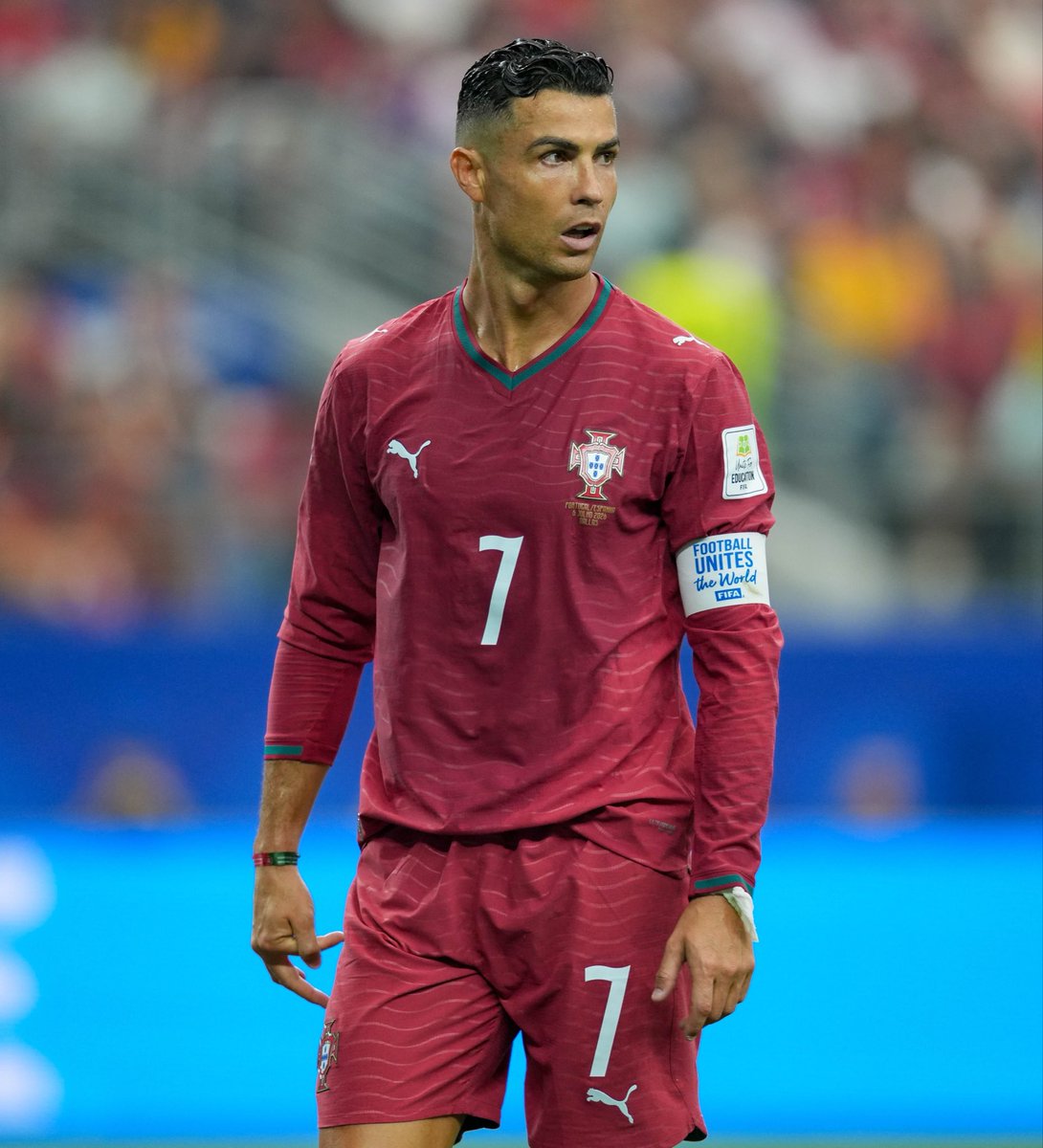 ActuFoot_'s tweet photo. 🚨 Youri Djorkaeff 🇫🇷 sur le Portugal 🇵🇹 : « IL AURAIT FALLU QUE L’ÉQUIPE JOUE POUR CRISTIANO RONALDO 🇵🇹. 😶

On sent qu’il a été BOYCOTTÉ PAR SA PROPRE ÉQUIPE. 😩

IL N’A PAS ÉTÉ SERVI, il n’a pas été mis dans les meilleures dispositions. ❌

On connaît Cristiano, ça fait des années qu’il joue, il joue de la même façon. Vous attendez quoi ? QU’IL CHANGE ? 🤨

Si tu décides de le faire jouer, tu t’assures que L’ÉQUIPE JOUE POUR CRISTIANO.

Ce que je n’ai pas aimé dans cette équipe, c’est que TOUT LE MONDE S’EST DÉFAUSSÉ SUR CRISTIANO. 😤 »

🎙️ @AfterRMC