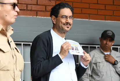 Horadelaverdad's tweet photo. #ENVIVO "Si en departamentos como el Cauca solo un candidato pudo hacer campaña, es evidente que no existieron condiciones de igualdad. Mientras unos hicieron política libremente, los demás ni siquiera pudieron ingresar a varias zonas.

A eso se suman las denuncias sobre el voto bajo presión y otras prácticas que, según el análisis, afectaron la transparencia del proceso electoral." @saludhernandezm 

¡Conéctese!

Escúchenos en:
YT
https://t.co/idigdzmhjA