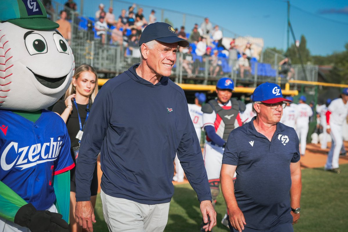 USEmbassyPrague's tweet photo. Velvyslanec Merrick sledoval dění v rámci Pražského baseballového týdne, kde v závěrečném zápase provedl úvodní nadhoz a oslavil tento americký sport, který i nadále sbližuje naše dvě země. Gratulujeme vítěznému týmu – Nizozemsku! Akce jako tato nám připomínají, že vztahy mezi Spojenými státy a Českou republikou jsou založeny na sdílených hodnotách, přátelství a samozřejmě také na lásce k baseballu! ⚾🏆#AmbMerrick #SportsDiplomacy @baseballczechia

📸 Matyáš Fous