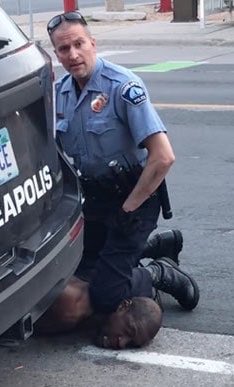 seriousfunnyguy's tweet photo. 🚨STAY ALERT INDIA!!

Watch the video of CJP protest. Dipke pretends to touch the feet of an officer and suddenly turns to him saying Aap mujhe maar kyun rahe hain? 

Now look at the image of George Floyd which was used to burn America in the name of Black Lives Matter. The plan is same, we only need to not let this happen!