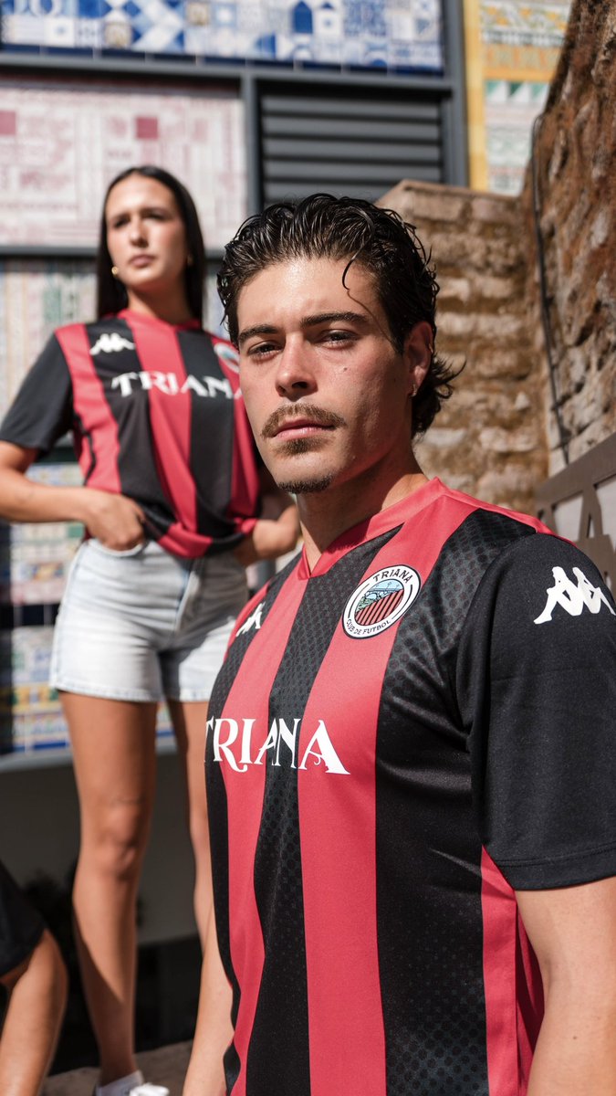 TrianaCF19's tweet photo. 𝐍𝐔𝐄𝐒𝐓𝐑𝐀 𝐍𝐔𝐄𝐕𝐀 𝐏𝐈𝐄𝐋

No elegimos Triana como escenario.

Triana es el motivo.

La nueva equipación para la temporada 2026/27 ya está aquí.

Disponible a la venta: https://t.co/lTcJiHKJzv https://t.co/wVxNdc6XZC