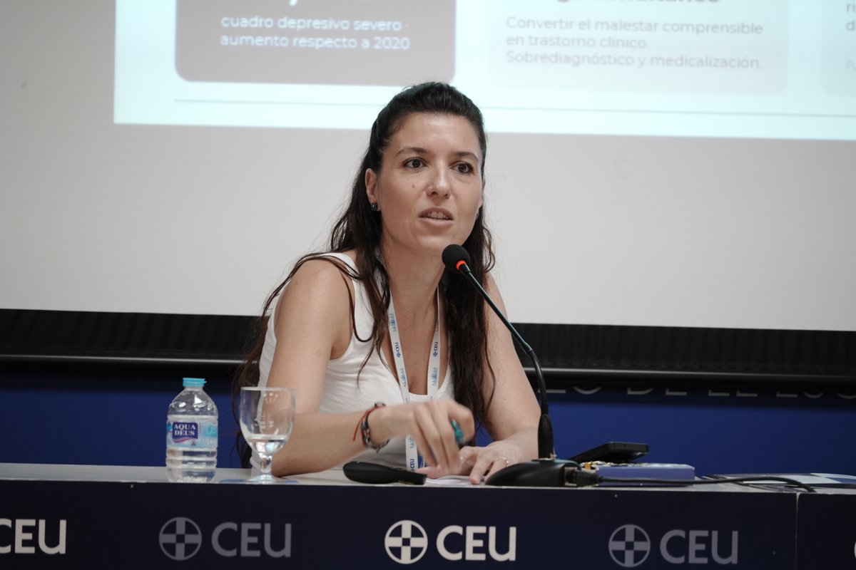 CopMadrid's tweet photo. 🗣️ Hablamos cada vez más de salud mental. Pero el reto ya no es hablar más, sino comprender mejor. ¿Qué entendemos por trastorno mental? ¿Cómo influye el contexto social en el sufrimiento? ¿Cómo construimos una sociedad que cuide antes de reparar? Una reflexión sobre el presente y el futuro de la atención psicológica en España.