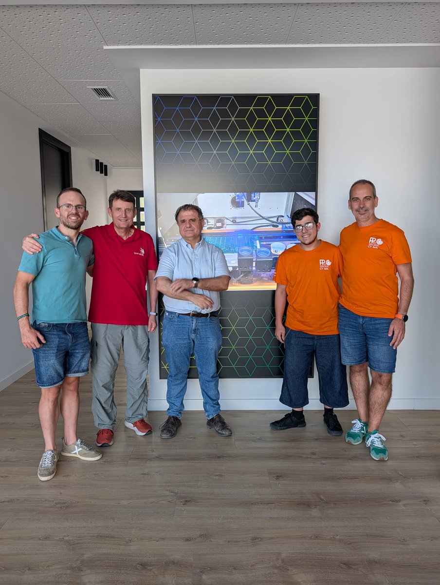 Spainskills_fp's tweet photo. Avanzamos con nuestra formación, el competidor, tutor y coordinador técnico de la modalidad de Electrónica estuvieron en Santomera (Murcia) centrados en los módulos de la competición, especialmente en el Diseño de Hardware y Reparación de averías en tarjetas electrónicas #FP🇪🇸 https://t.co/Q84lzgkZ6w