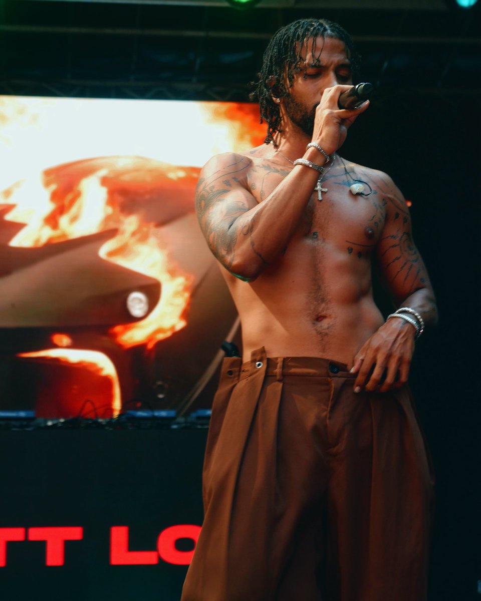 blackishpress's tweet photo. Matt Louis performing at the NYC Pride. 🌈 https://t.co/SjxjS8tnyN