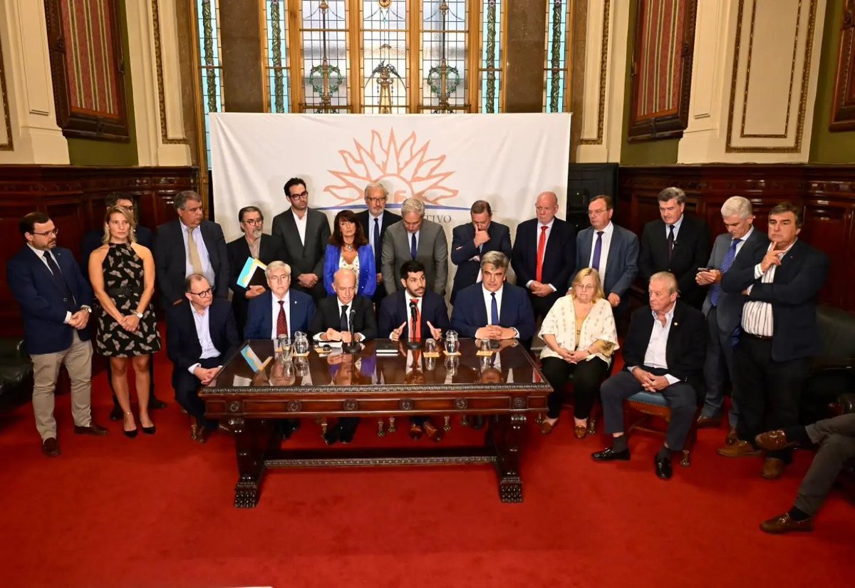 FelipeSchipani's tweet photo. Perrone garantizó, en la conferencia de prensa de la Coalición Republicana del 19 de marzo de 2026, la continuidad de Mónica Ferrero en Fiscalía hasta 2030. Hoy impulsa un proyecto para removerla por otra vía.

¿Qué negoció Cabildo Abierto con el Frente Amplio para cambiar de posición?

Quienes seguro celebran este giro son las organizaciones criminales que atentaron contra Ferrero y hace tiempo quieren verla fuera de la Fiscalía.