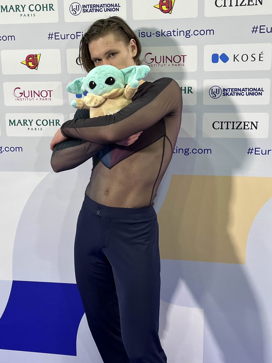 hotdamnitssteph's tweet photo. ✨daily deniss vasiljevs✨ 

day 53 - deniss with baby yoda in the mixed zone at european championships 2025 🩵🩵 https://t.co/oHEledlByT