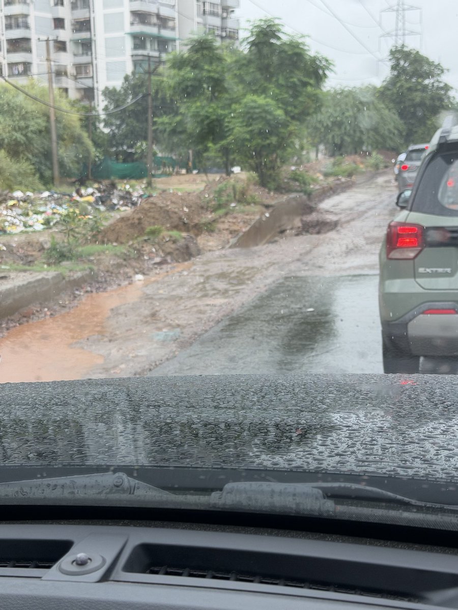 abhysin's tweet photo. Hi @OfficialGMDA hope you’re not waiting for any accidents to happen before you take action of barricading the work in progress section with clear markings. So many cars are stuck due to this unmarked construction 🚧 going on with no safety instructions. @PradeepIAS_HR @cmohry @DC_Gurugram