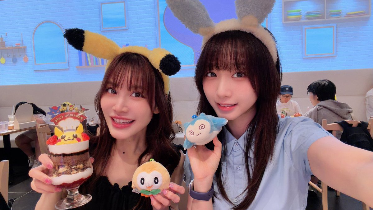 iorimoe_five's tweet photo. 今日はリニューアル後初のポケモンカフェに行ってきたよ〜！
ポケモン達がめちゃかわだしご飯も最高だった…🥹
カフェラテの絵柄がたくさん選べるんだけど、すーーーごく迷った結果ミジュマルにしました🐚かわちい

（カチューシャは店員さんに許可を頂いてつけました！） https://t.co/Qt25nAn6b7