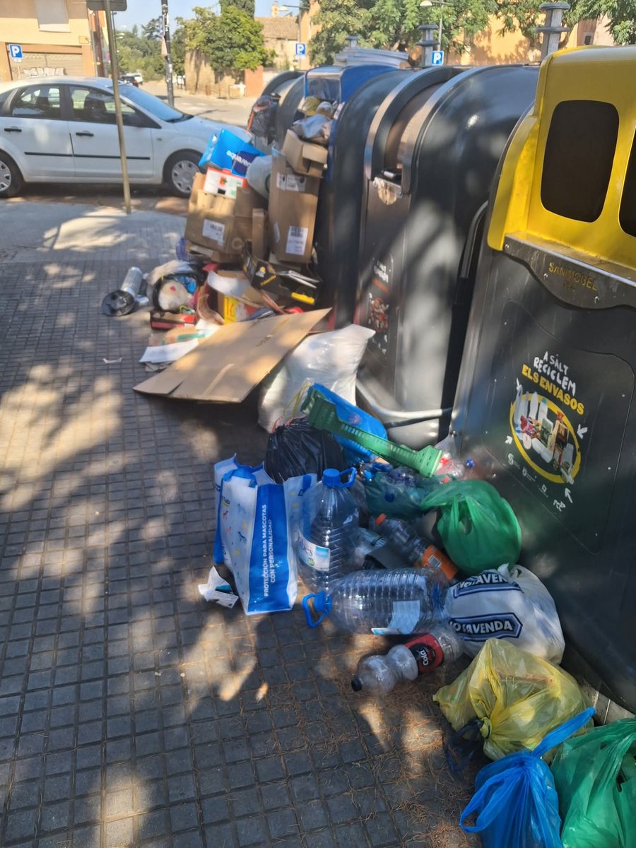 julipintor3's tweet photo. La deixedesa per part de @ViladeSalt en la neteja es evident, fins quan aguantaràn els veïns de Salt? Aquesta es la meva pregunta. https://t.co/ZzGkbb7eFT