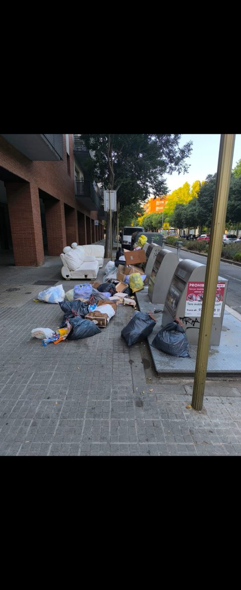 julipintor3's tweet photo. La deixedesa per part de @ViladeSalt en la neteja es evident, fins quan aguantaràn els veïns de Salt? Aquesta es la meva pregunta. https://t.co/ZzGkbb7eFT