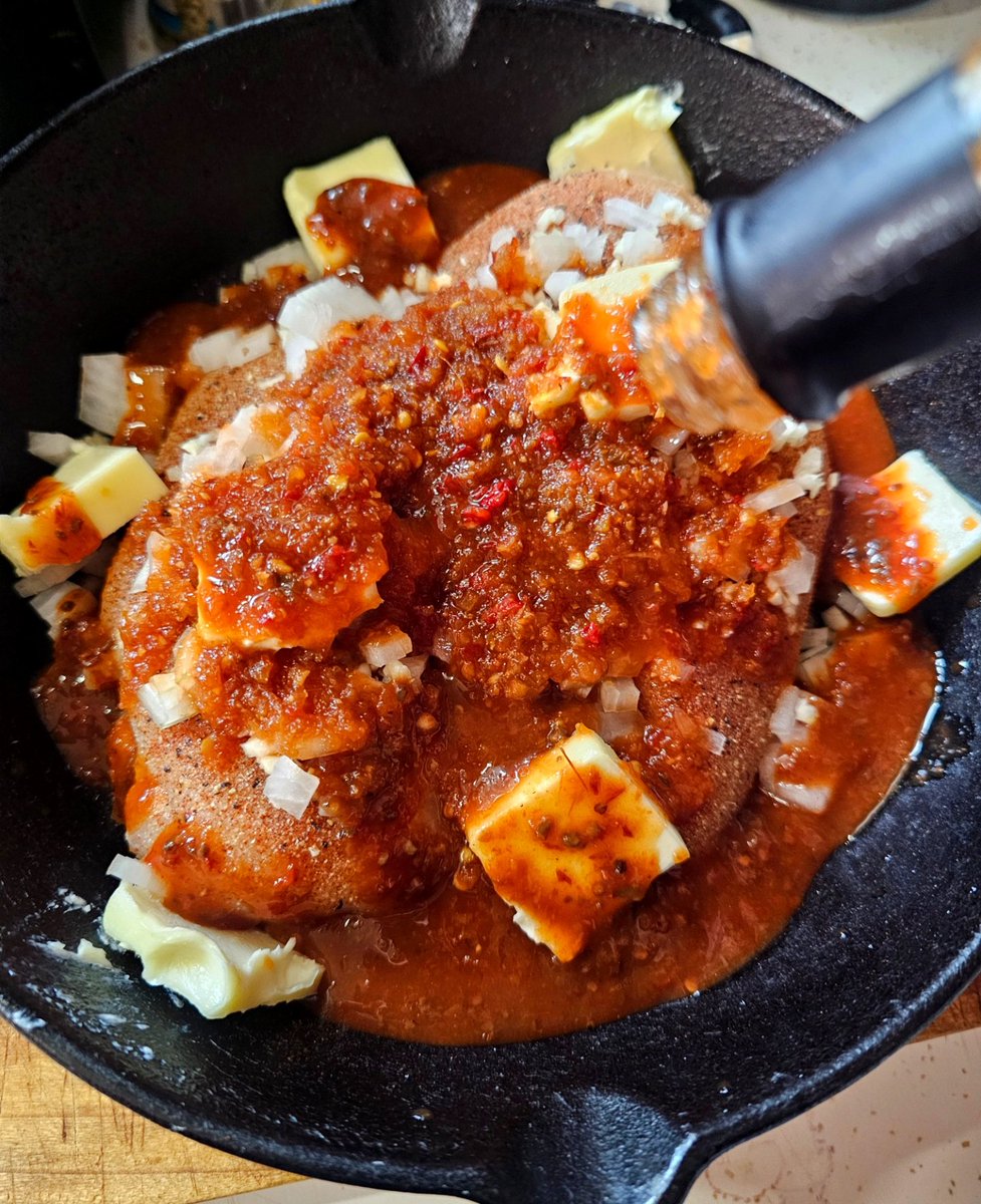 XRPcook's tweet photo. #hotsauce #chicken #castiron #dutch #oven #slow #cook https://t.co/92nWLIxpEv
