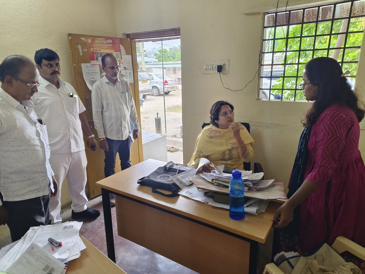 MCTTirupati's tweet photo. తిరుపతి నగరపాలక సంస్థ పరిధిలోని సుందరయ్య నగర్, మధురా నగర్, డిబిఆర్ హాస్పిటల్ రోడ్డు తదితర ప్రాంతాల్లో జరుగుతున్న ప్రత్యేక ఓటర్ల జాబితా సవరణ (SIR) ప్రక్రియను గురువారం కమిషనర్ (FAC) శారదా దే��ి పరిశీలించారు.
#MCT #smartcity #Tirupati #sir https://t.co/HU5mLAGkDR