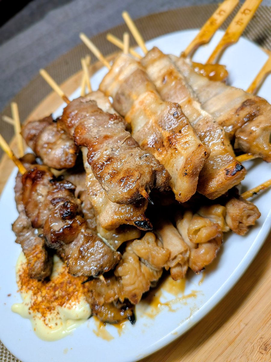 DonGodChairman's tweet photo. 今日の飯
【やきとり】
かわかしら白モツ豚バラを一皿に！ https://t.co/QMMkhrgHPj