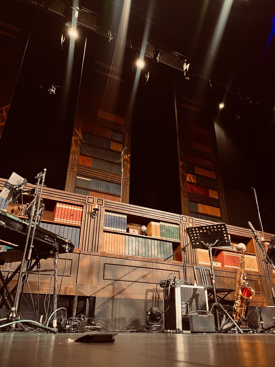halmes_adler's tweet photo. 無事に本日の公演が終了いたしました🕵️
ご来場いただきありがとうございました。

明日は14:00 / 19:00の2公演です✨
当日券の販売もございますのでシアターHにてキャスト・スタッフ一同お待ちしております！

⏬公演アンケートにご協力お願いいたします
https://t.co/EgnP4qtYFw

#ホームズアドラー https://t.co/cshODJmlXz
