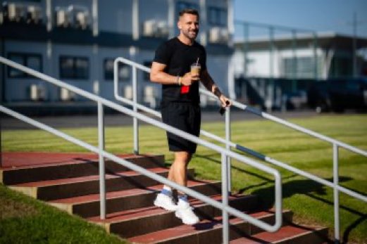 JustinUTD_'s tweet photo. Luke Shaw is here 😍 https://t.co/QmYHx5dPzj