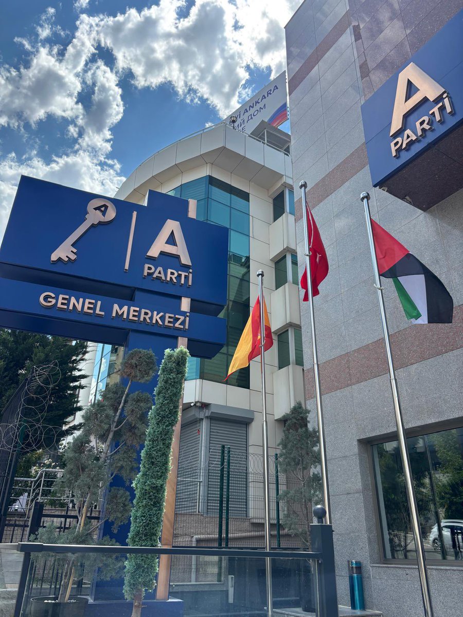 aplusmedya's tweet photo. Anahtar Parti’den Uluslararası Dayanışma Mesajı:

Türk, İspanya ve Filistin Bayrakları Anahtar Parti Genel Merkezi’nde Dalgalanıyor https://t.co/pL9rOkxyKj