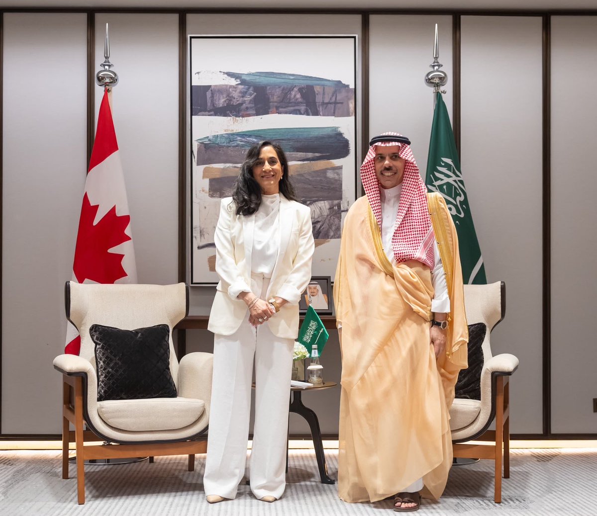Adhwan's tweet photo. وزيرا خارجية السعودية 🇸🇦 وكندا 🇨🇦 يدينان الانتهاكات الإيرانية في هرمز والهجمات على دول المنطقة

استقبل وزير الخارجية السعودي الأمير فيصل بن فرحان، الخميس، وزيرة خارجية كندا أنيتا أناند، في مدينة جدة.

وقالت الخارجية السعودية في بيان إن الجانبين استعرضا "العلاقات الثنائية بين البلدين وسبل تعزيز التعاون المشترك بما يسهم في دعم المصالح المتبادلة وفتح آفاق أوسع للشراكة بين المملكة العربية السعودية وكندا".

كما ناقش الجانبان التطورات في المنطقة، وأعربا عن "إدانتهما واستنكارهما للانتهاكات الإيرانية التي استهدفت ناقلات في مضيق هرمز، وللهجمات الآثمة التي طالت عدداً من دول المنطقة".

وأكدا "ضرورة خفض التصعيد، والعودة إلى المسار التفاوضي، وتغليب لغة الحوار، بما يفضي إلى التوصل إلى اتفاق شامل يُرسخ السلم والأمن على المستويين الإقليمي والدولي".