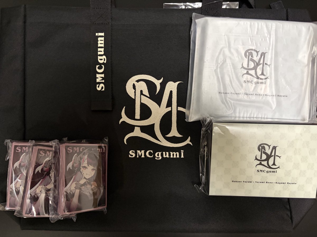 _miyako385's tweet photo. SMC組7周年グッズ届いてた〜
7周年夜見さんいっぱいで大満足です😊
デッキバッグもかなり大きくて使いやすそう。特典のカードも無事コンプできてハッピー。いっぱい使っちゃお
#SMC組７周年 https://t.co/higtGD4gxf