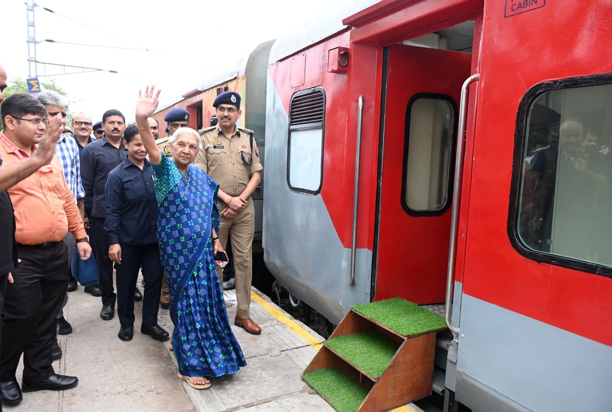 GovernorofUp's tweet photo. राज्यपाल श्रीमती आनंदीबेन पटेल ने छत्रपति शाहू जी महाराज विश्वविद्यालय, कानपुर के दीक्षांत समारोह में सहभागिता हेतु लखनऊ से कानपुर तक की यात्रा रेल द्वारा कर सार्वजनिक परिवहन के उपयोग, ईंधन एवं ऊर्जा संरक्षण का प्रेरक संदेश दिया। https://t.co/zI2TLAtm1k