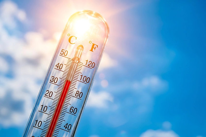 NoviaNewsGroup's tweet photo. 🚨🌡️🇫🇷 ALERTE INFO | Météo-France prévient que la canicule devrait persister au moins jusqu'au 14 juillet, avec un risque élevé de feux de forêt dans plusieurs régions. https://t.co/Dsm8q8sVFq