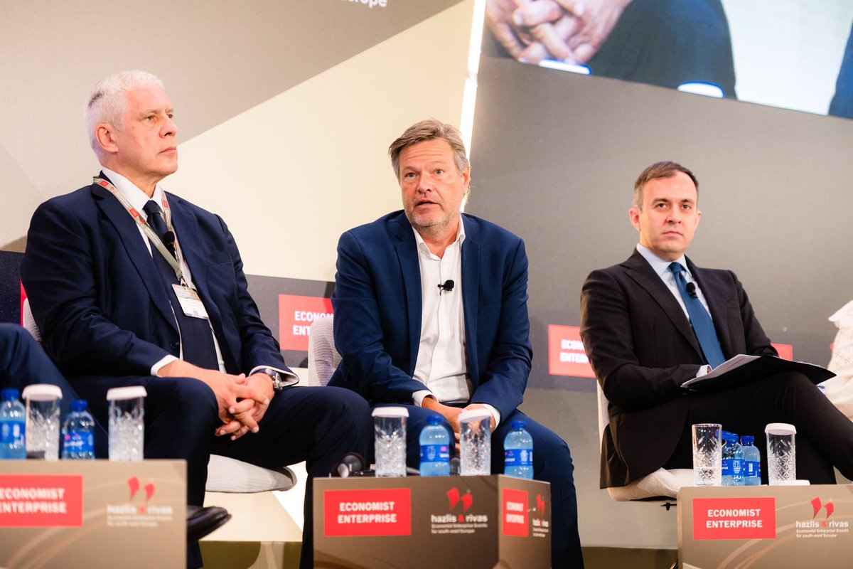 BorisTadic58's tweet photo. Na The Economist 30th Annual Government Roundtable, koji se održava u Atini, o sledećim koracima Evrope između geopolitike, ambicija i proširenja EU govorio sam na panelu na kom su učestvovali Ahmet Davutoglu, bivši premijer Turske, Robert Habek, bivši vicekancelar Nemačke, Tasos Chatzivasileiou, zamenik ministra spoljnih poslova Grčke i Ana
Diamantopoulou, predsednica  DIKTIO – mreže za reforme u Grčkoj i Evropi i bivša evropska komesarka za zapošljavanje, socijalna pitanja i jednakost.