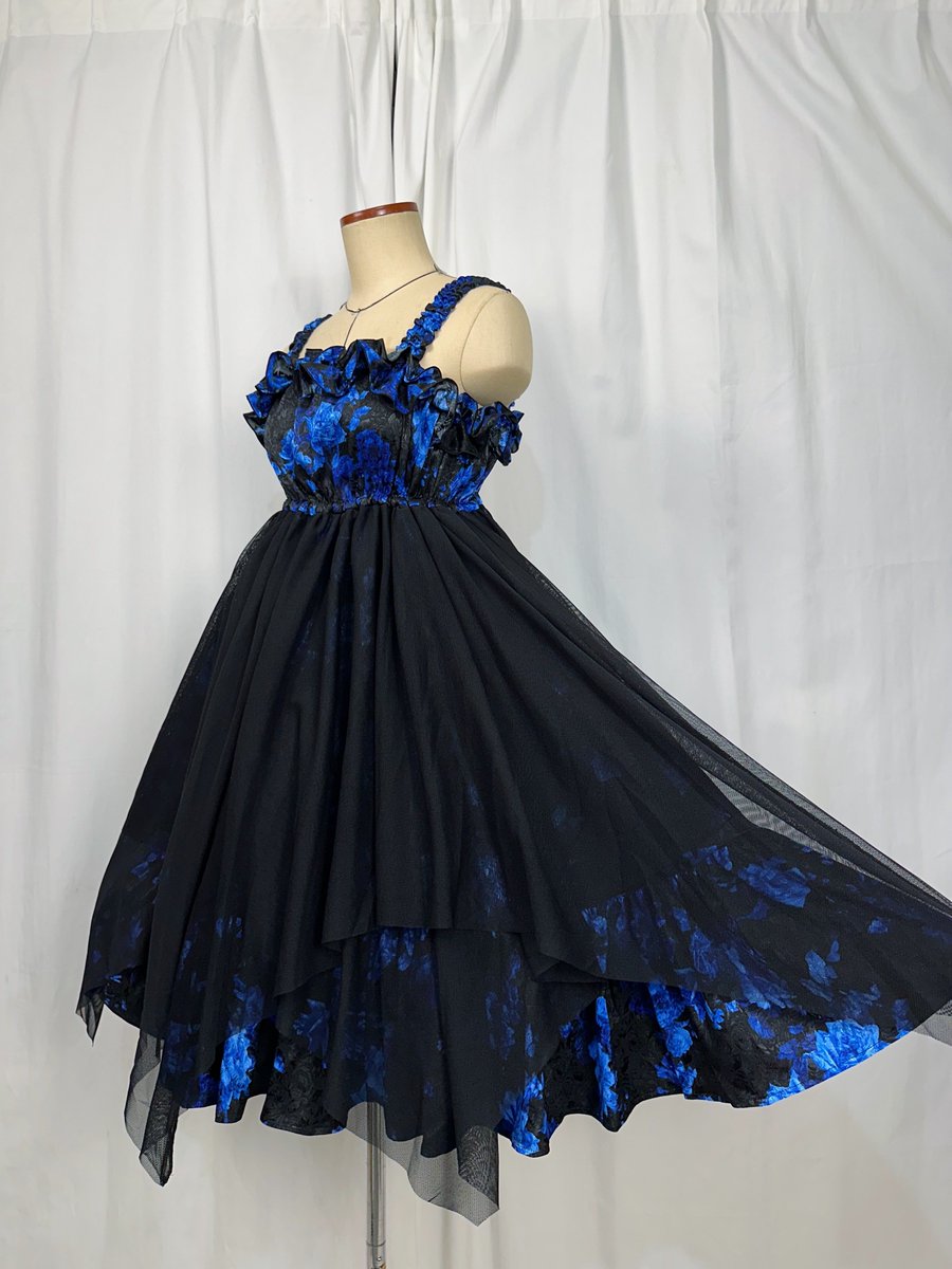 atelierboz's tweet photo. 【新作告知のお知らせ】
2026年7月10日21時〜【JST】
【Royal Blue Rose】【Bloody Rose】
真夏に輝く、サンドレスデザインのジャンパースカートの登場です！

https://t.co/1kEUpclu6v

Atelier BOZ30周年を記念したオリジナルの薔薇柄ジャカード生地
ぜひご覧くださいませ
#atelierboz https://t.co/QGQUb4Yj3u