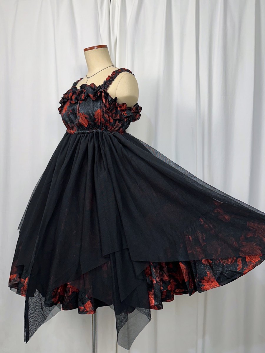 atelierboz's tweet photo. 【新作告知のお知らせ】
2026年7月10日21時〜【JST】
【Royal Blue Rose】【Bloody Rose】
真夏に輝く、サンドレスデザインのジャンパースカートの登場です！

https://t.co/1kEUpclu6v

Atelier BOZ30周年を記念したオリジナルの薔薇柄ジャカード生地
ぜひご覧くださいませ
#atelierboz https://t.co/QGQUb4Yj3u