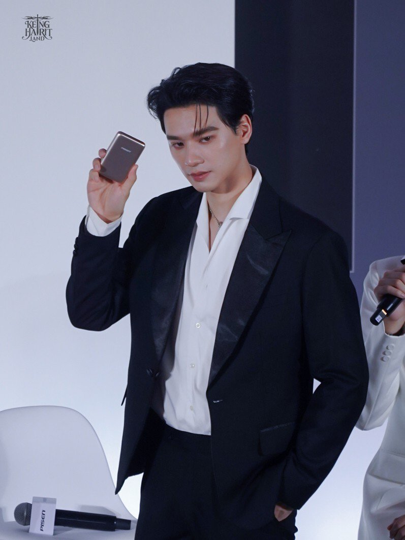 KengHaritLand's tweet photo. หล่อเกินกฎหมายกำหนด จนพี่ตำรวจขอตรวจบัตรคนหล่อ 😎

KENGNAMPING X PISEN
#FullyChargedWithPisen https://t.co/NKideXCvYx