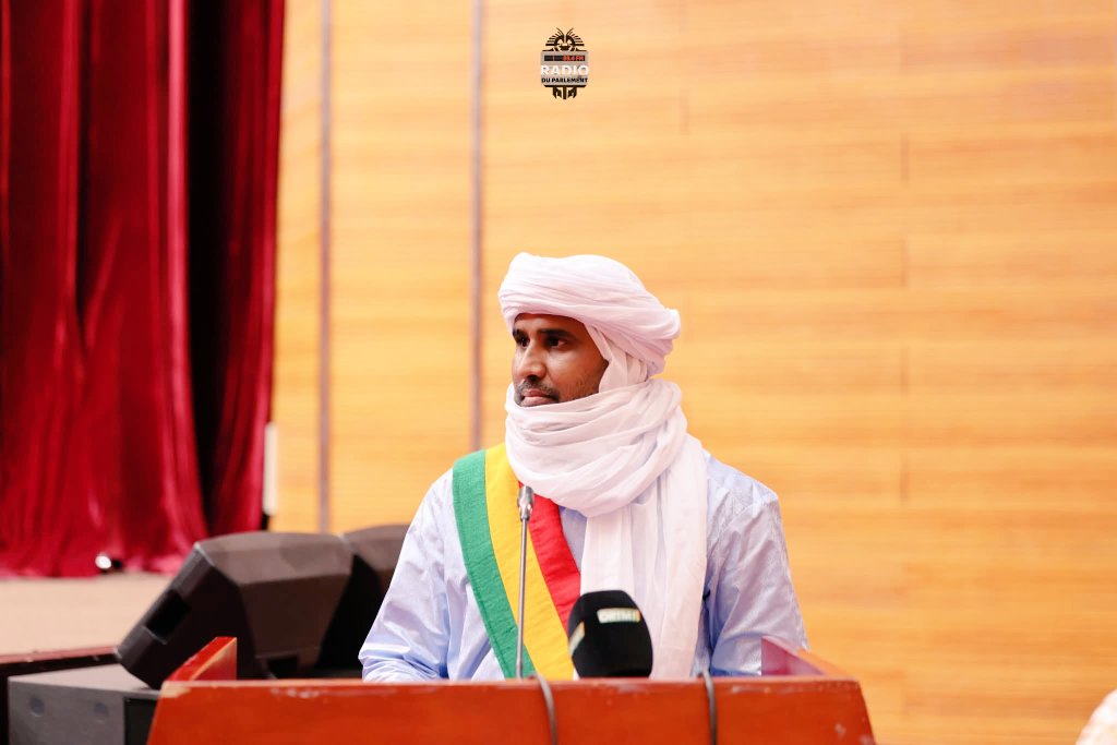 Mossa_ag's tweet photo. Le jeudi 9 juillet 2026, les membres du Conseil national de Transition se sont réunis en séance plénière à la salle Djeli Baba Sissoko. À l’ordre du jour, l’examen et l’adoption du dépôt n°26-37/#CNT portant projet de loi sur l’organisation générale de la #défense et de la #sécurité.

Ce texte, adopté en Conseil des ministres le 25 juin dernier, vient dans un contexte de refondation de l’architecture sécuritaire du pays. Selon le ministre de la sécurité et de la protection civile, le Général de Division Daouda Aly Mohammedine, qui représentait le ministre délégué auprès du ministre de la défense et des anciens combattants, absent, il s’agit d’une réforme attendue depuis plus de deux décennies. Il a précisé que tous les acteurs de la sécurité ont été associés aux travaux préliminaires afin de garantir une approche inclusive.

Au cours des échanges, le ministre a remercié l’ensemble des membres du Conseil National de Transition, pour la pertinence de leurs questions, marquant la préoccupation du CNT face à la situation sécuritaire. Il a évoqué plusieurs axes prioritaires : le renforcement de l’administration territoriale, l’implication des légitimités traditionnelles dans la lutte contre le terrorisme, ainsi que la mobilisation de tous les moyens en équipements et en recrutement, dans des conditions adaptées. Le ministre a également souligné que nos ennemis bénéficient de l’appui de puissances étrangères.

Au terme des débats, le projet de loi a été adopté à l’unanimité par 125 voix pour, 0 contre et 0 abstention.

La radio du parlement 89.4 mhz continue d’assurer la retransmission intégrale de cette séance.