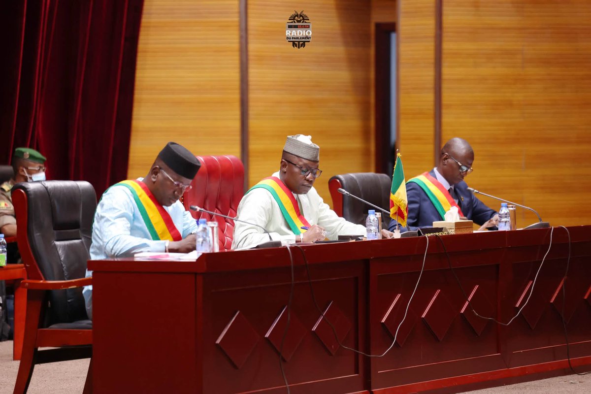 Mossa_ag's tweet photo. Le jeudi 9 juillet 2026, les membres du Conseil national de Transition se sont réunis en séance plénière à la salle Djeli Baba Sissoko. À l’ordre du jour, l’examen et l’adoption du dépôt n°26-37/#CNT portant projet de loi sur l’organisation générale de la #défense et de la #sécurité.

Ce texte, adopté en Conseil des ministres le 25 juin dernier, vient dans un contexte de refondation de l’architecture sécuritaire du pays. Selon le ministre de la sécurité et de la protection civile, le Général de Division Daouda Aly Mohammedine, qui représentait le ministre délégué auprès du ministre de la défense et des anciens combattants, absent, il s’agit d’une réforme attendue depuis plus de deux décennies. Il a précisé que tous les acteurs de la sécurité ont été associés aux travaux préliminaires afin de garantir une approche inclusive.

Au cours des échanges, le ministre a remercié l’ensemble des membres du Conseil National de Transition, pour la pertinence de leurs questions, marquant la préoccupation du CNT face à la situation sécuritaire. Il a évoqué plusieurs axes prioritaires : le renforcement de l’administration territoriale, l’implication des légitimités traditionnelles dans la lutte contre le terrorisme, ainsi que la mobilisation de tous les moyens en équipements et en recrutement, dans des conditions adaptées. Le ministre a également souligné que nos ennemis bénéficient de l’appui de puissances étrangères.

Au terme des débats, le projet de loi a été adopté à l’unanimité par 125 voix pour, 0 contre et 0 abstention.

La radio du parlement 89.4 mhz continue d’assurer la retransmission intégrale de cette séance.