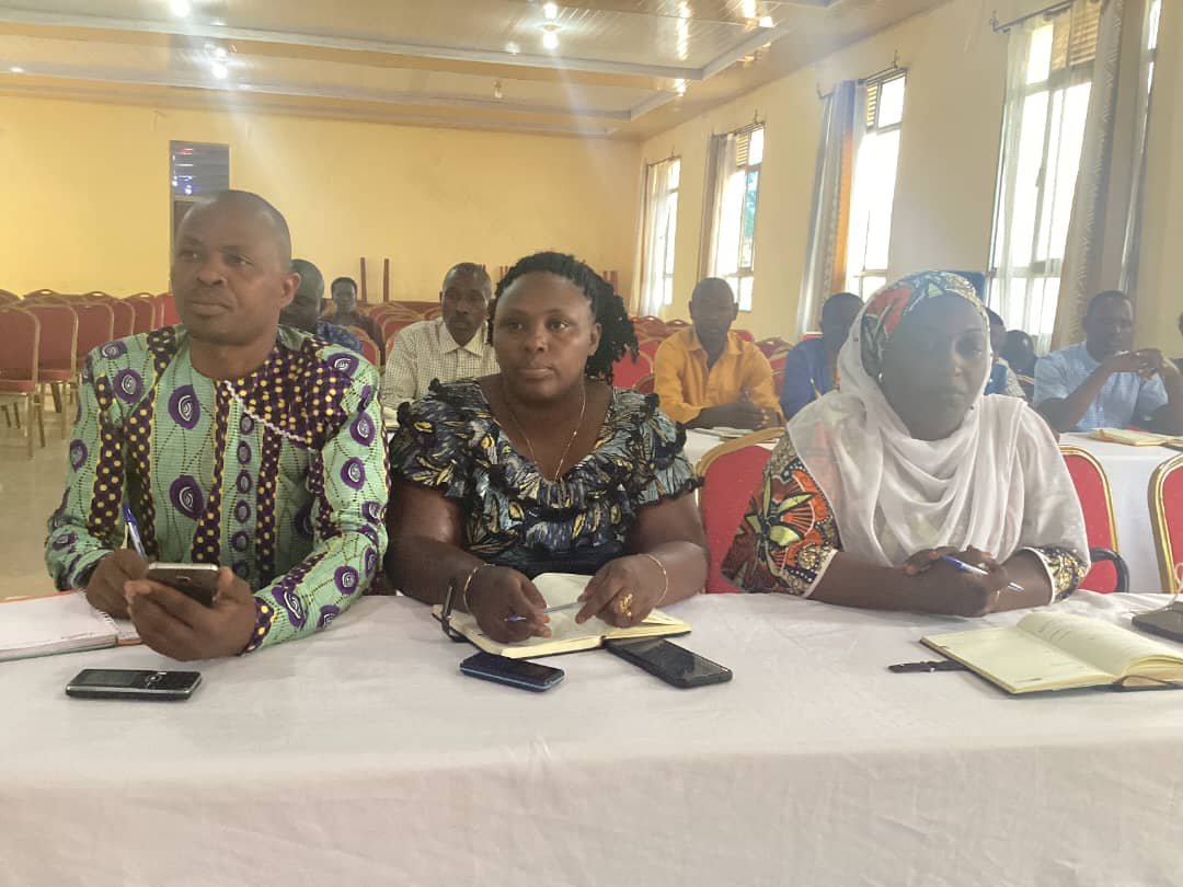 MilteBurundi's tweet photo. Le Ministère des Infrastructures a organisé des ateliers à Burunga, à Gitega et à Butanyerera.
Objectif : sensibiliser les services communaux responsables des Infrastructures à une meilleure préservation, un entretien efficace et une gestion durable des infrastructures publiques https://t.co/sFCy9ad90H