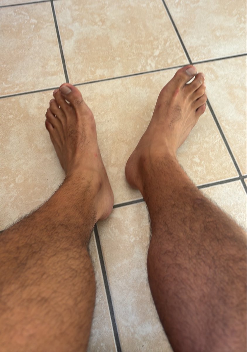 poiludom's tweet photo. Un soumis prêt à raquer pour les pieds du boss? https://t.co/Ay7HmE2CaJ